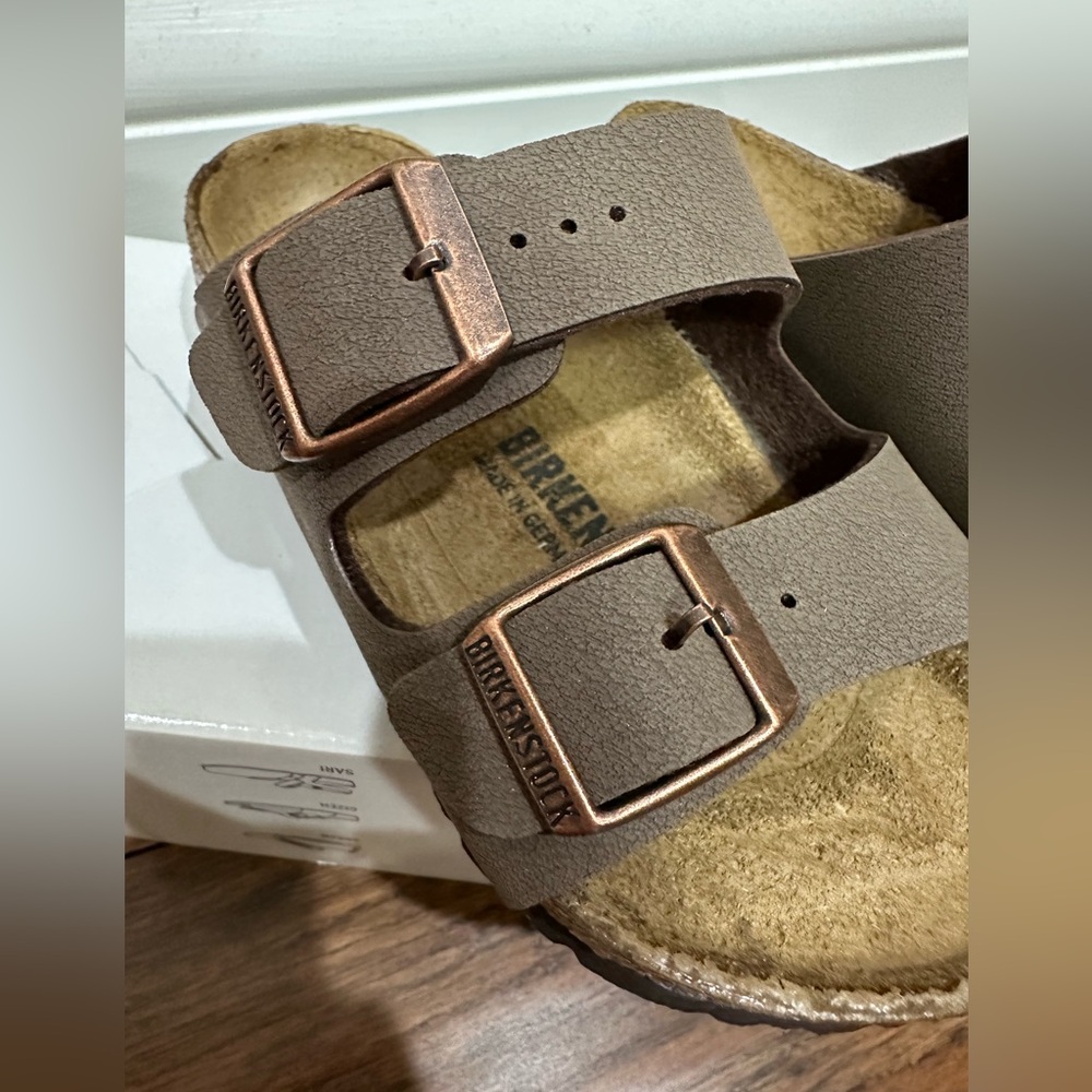 BNWT Birkenstocks size 27 / size 9 kids Mocha - Picture 2 of 7
